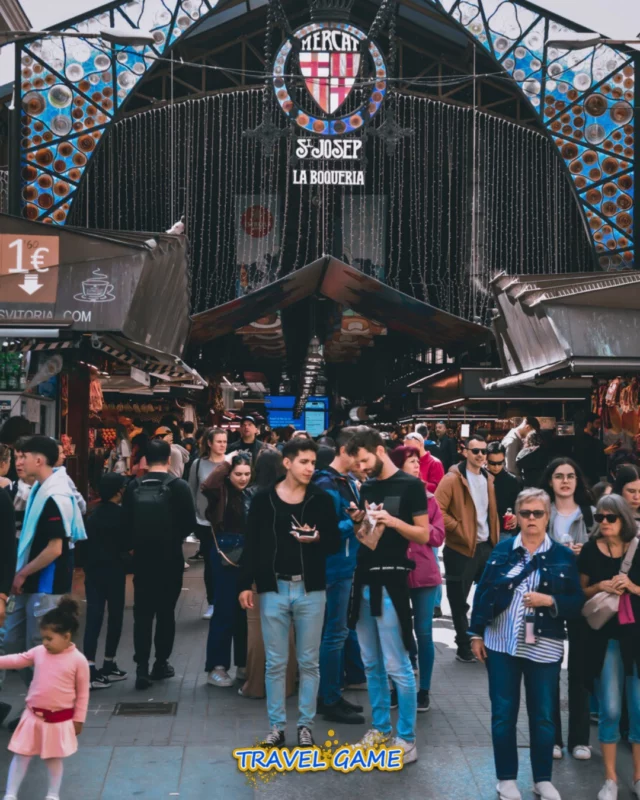 🌿 Alla Boqueria il tempo si ferma.
Tra profumi che raccontano storie lontane e colori che sembrano dipinti a mano, ogni passo è un viaggio dentro l'anima di Barcellona.

🍊 Mani che intrecciano tradizione.
🍯 Sapori che parlano di casa, di mondo, di sogni.
🍷 Sguardi che si incrociano tra mille vite e mille sapori.

Qui abbiamo capito che viaggiare non è solo vedere.
È assaggiare. È respirare. È lasciarsi attraversare.

Benvenuti dove la cucina diventa emozione.

#TravelGame #LaBoqueria #SaporiInViaggio #EmozioniDaAssaporare #CulturaInTavola #ViaggiCheRestano