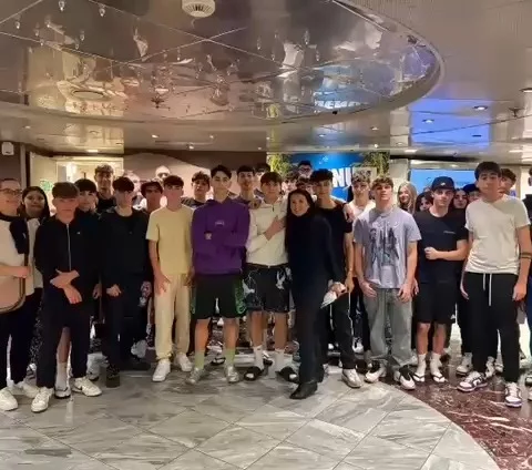 🎥 Ogni viaggio è fatto di emozioni… E chi le sa raccontare, ci regala qualcosa di prezioso.

Grazie di cuore all’Istituto Polo Cattaneo per aver condiviso con noi questo bellissimo video ricordo.
Un montaggio semplice ma pieno di energia, sorrisi e momenti veri, di quelli che rendono un’esperienza indimenticabile.

📚 È questo che rende speciale il Travel Game:
non solo i luoghi visitati, ma lo sguardo unico con cui ogni scuola, ogni gruppo, ogni studente li vive.

👏 Complimenti a tutti i protagonisti di questo viaggio!

#TravelGame #PoloCattaneo #StudentiInViaggio #EsperienzeCheRestano #ViaggiIstruzione #ScuoleInMovimento #RicordiCheValgono